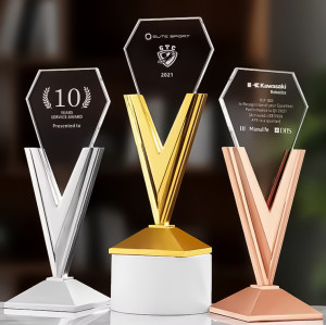 Награда из стекла на постаменте с гравировкой "Best"