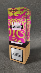 Награда из стекла на постаменте с гравировкой "Like Influencer Awards"