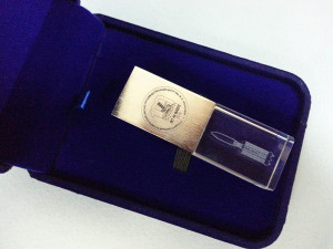 Приз из стекла и пластика "USB-флэшка" NLT-Flash с гравировкой